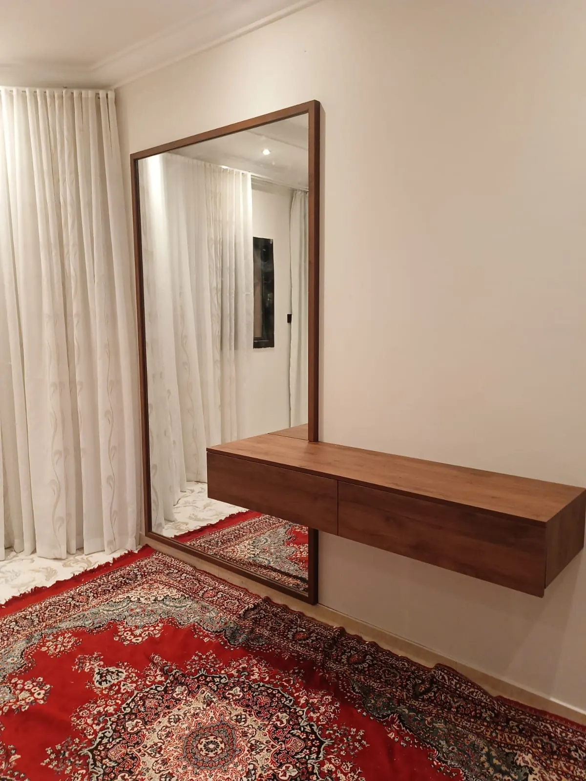 طاولة ووحدة خشبية