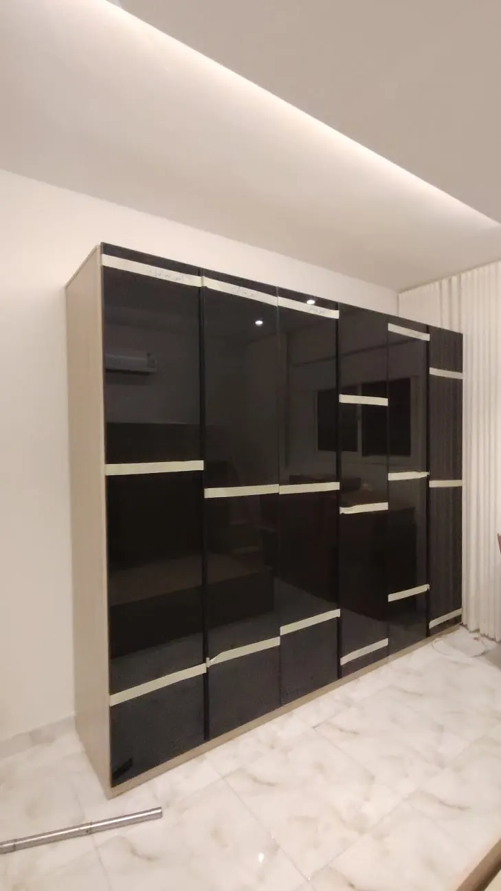 دولاب داكن بتفاصيل هندسية - نجمة دمياط بالسعودية